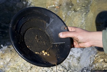 Sona Gold Pan 10 Inch Black Dual Riffles In Use